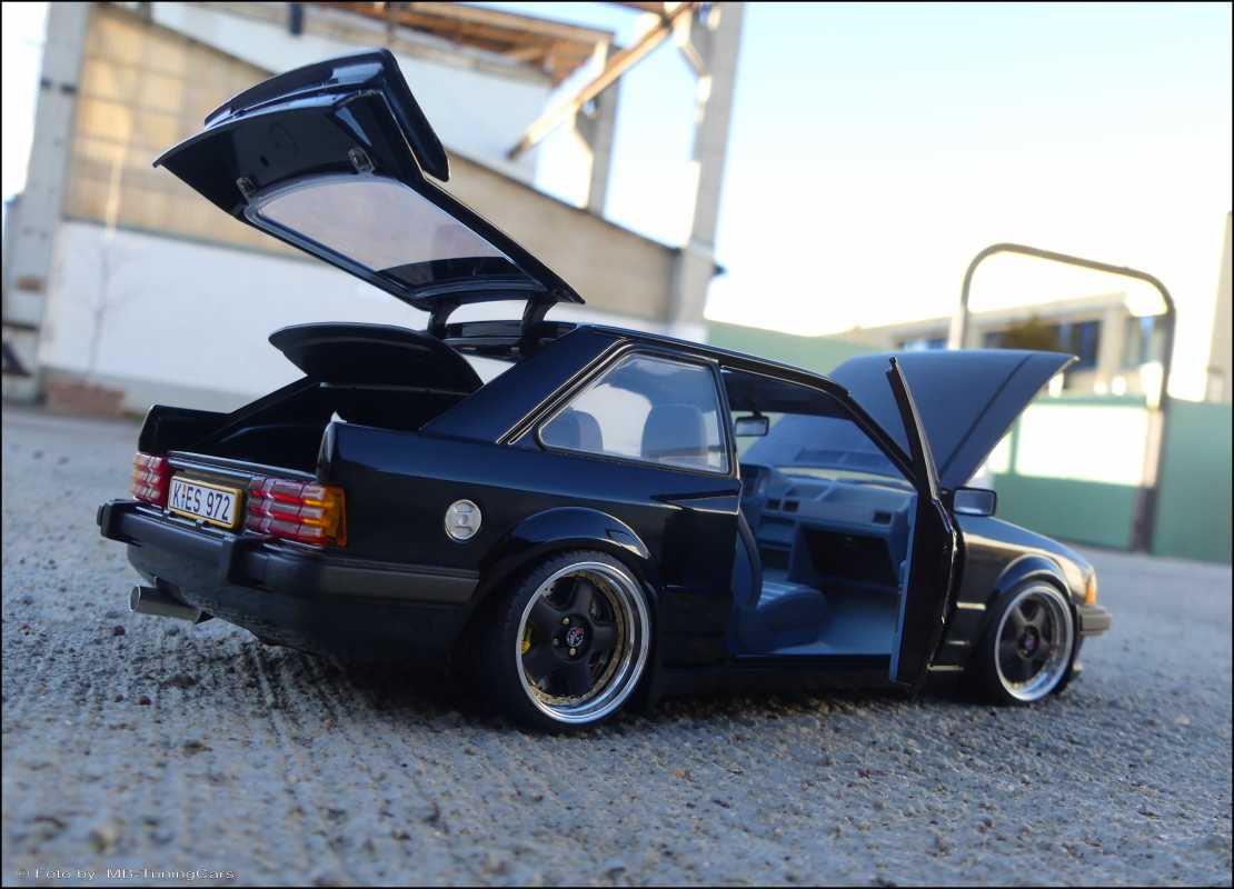 1:18 Ford Escort XR3i Black Edition Diecast